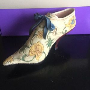 Just the Right Shoe: Brocade Court #25002